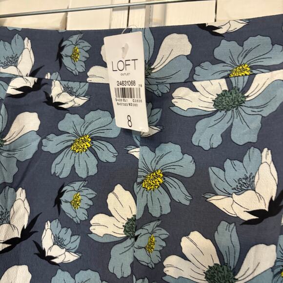 Loft Outlet Blue‎ Floral Pleated Soft Shorts Size 8 - Picture 3 of 8